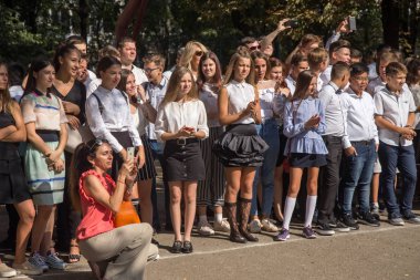 Odessa, Ukrayna 1 Eylül 2018: Eylül 1 gün kutlama bilgi. Gülümseyen mutlu birinci sınıf öğrencileri ve velileri mutlu. Okul içinde öğretmen eğitim yılın başında tatil