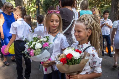 Odessa, Ukrayna 1 Eylül 2018: Eylül 1 gün kutlama bilgi. Gülümseyen mutlu birinci sınıf öğrencileri ve velileri mutlu. Okul içinde öğretmen eğitim yılın başında tatil