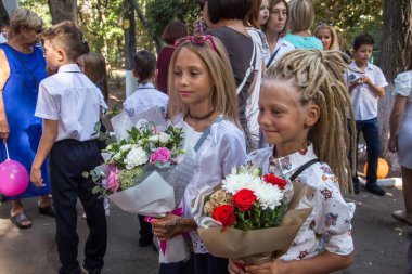 Odessa, Ukrayna 1 Eylül 2018: Eylül 1 gün kutlama bilgi. Gülümseyen mutlu birinci sınıf öğrencileri ve velileri mutlu. Okul içinde öğretmen eğitim yılın başında tatil