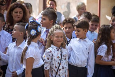 Odessa, Ukrayna 1 Eylül 2018: Eylül 1 gün kutlama bilgi. Gülümseyen mutlu birinci sınıf öğrencileri ve velileri mutlu. Okul içinde öğretmen eğitim yılın başında tatil