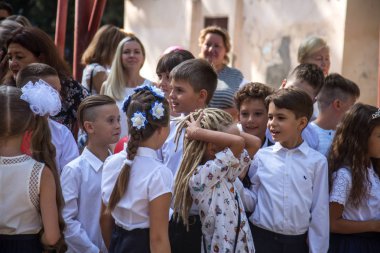 Odessa, Ukrayna 1 Eylül 2018: Eylül 1 gün kutlama bilgi. Gülümseyen mutlu birinci sınıf öğrencileri ve velileri mutlu. Okul içinde öğretmen eğitim yılın başında tatil