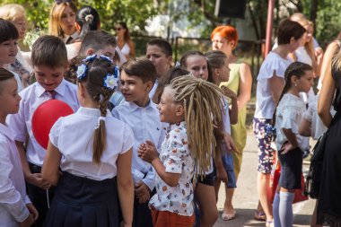 Odessa, Ukrayna 1 Eylül 2018: Eylül 1 gün kutlama bilgi. Gülümseyen mutlu birinci sınıf öğrencileri ve velileri mutlu. Okul içinde öğretmen eğitim yılın başında tatil