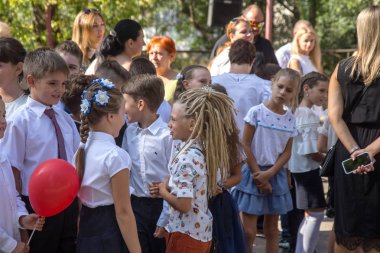 Odessa, Ukrayna 1 Eylül 2018: Eylül 1 gün kutlama bilgi. Gülümseyen mutlu birinci sınıf öğrencileri ve velileri mutlu. Okul içinde öğretmen eğitim yılın başında tatil