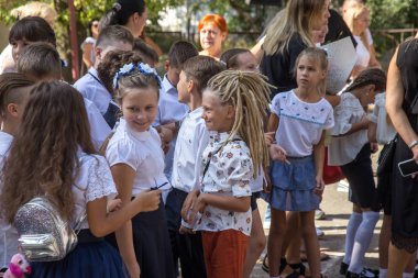 Odessa, Ukrayna 1 Eylül 2018: Eylül 1 gün kutlama bilgi. Gülümseyen mutlu birinci sınıf öğrencileri ve velileri mutlu. Okul içinde öğretmen eğitim yılın başında tatil