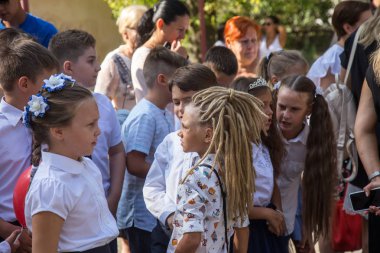 Odessa, Ukrayna 1 Eylül 2018: Eylül 1 gün kutlama bilgi. Gülümseyen mutlu birinci sınıf öğrencileri ve velileri mutlu. Okul içinde öğretmen eğitim yılın başında tatil