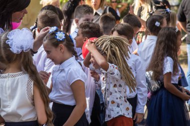 Odessa, Ukrayna 1 Eylül 2018: Eylül 1 gün kutlama bilgi. Gülümseyen mutlu birinci sınıf öğrencileri ve velileri mutlu. Okul içinde öğretmen eğitim yılın başında tatil