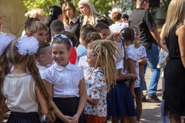 Odessa, Ukrayna 1 Eylül 2018: Eylül 1 gün kutlama bilgi. Gülümseyen mutlu birinci sınıf öğrencileri ve velileri mutlu. Okul içinde öğretmen eğitim yılın başında tatil