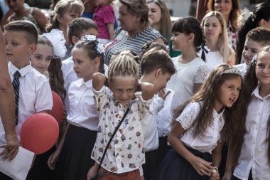 Odessa, Ukrayna 1 Eylül 2018: Eylül 1 gün kutlama bilgi. Gülümseyen mutlu birinci sınıf öğrencileri ve velileri mutlu. Okul içinde öğretmen eğitim yılın başında tatil