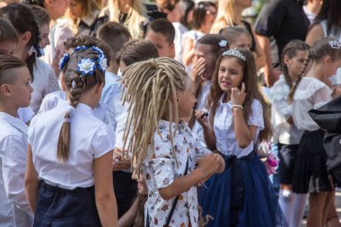 Odessa, Ukrayna 1 Eylül 2018: Eylül 1 gün kutlama bilgi. Gülümseyen mutlu birinci sınıf öğrencileri ve velileri mutlu. Okul içinde öğretmen eğitim yılın başında tatil