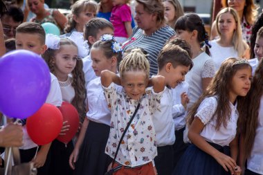 Odessa, Ukrayna 1 Eylül 2018: Eylül 1 gün kutlama bilgi. Gülümseyen mutlu birinci sınıf öğrencileri ve velileri mutlu. Okul içinde öğretmen eğitim yılın başında tatil