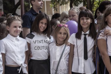 Odessa, Ukrayna 1 Eylül 2018: Eylül 1 gün kutlama bilgi. Gülümseyen mutlu birinci sınıf öğrencileri ve velileri mutlu. Okul içinde öğretmen eğitim yılın başında tatil