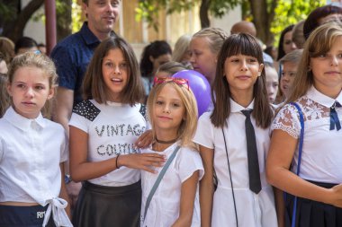 Odessa, Ukrayna 1 Eylül 2018: Eylül 1 gün kutlama bilgi. Gülümseyen mutlu birinci sınıf öğrencileri ve velileri mutlu. Okul içinde öğretmen eğitim yılın başında tatil