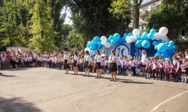 Odessa, Ukrayna 1 Eylül 2018: Eylül 1 gün kutlama bilgi. Gülümseyen mutlu birinci sınıf öğrencileri ve velileri mutlu. Okul içinde öğretmen eğitim yılın başında tatil