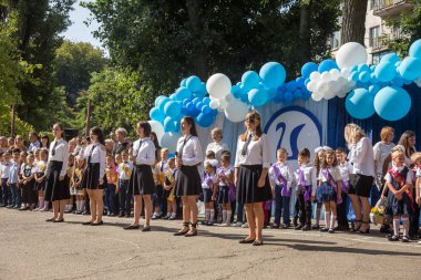 Odessa, Ukrayna 1 Eylül 2018: Eylül 1 gün kutlama bilgi. Gülümseyen mutlu birinci sınıf öğrencileri ve velileri mutlu. Okul içinde öğretmen eğitim yılın başında tatil