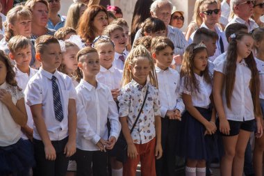 Odessa, Ukrayna 1 Eylül 2018: Eylül 1 gün kutlama bilgi. Gülümseyen mutlu birinci sınıf öğrencileri ve velileri mutlu. Okul içinde öğretmen eğitim yılın başında tatil