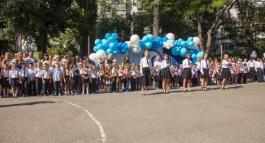 Odessa, Ukrayna 1 Eylül 2018: Eylül 1 gün kutlama bilgi. Gülümseyen mutlu birinci sınıf öğrencileri ve velileri mutlu. Okul içinde öğretmen eğitim yılın başında tatil