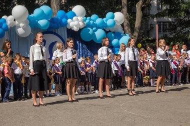 Odessa, Ukrayna 1 Eylül 2018: Eylül 1 gün kutlama bilgi. Gülümseyen mutlu birinci sınıf öğrencileri ve velileri mutlu. Okul içinde öğretmen eğitim yılın başında tatil