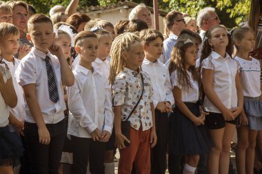 Odessa, Ukrayna 1 Eylül 2018: Eylül 1 gün kutlama bilgi. Gülümseyen mutlu birinci sınıf öğrencileri ve velileri mutlu. Okul içinde öğretmen eğitim yılın başında tatil