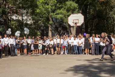 Odessa, Ukrayna 1 Eylül 2018: Eylül 1 gün kutlama bilgi. Gülümseyen mutlu birinci sınıf öğrencileri ve velileri mutlu. Okul içinde öğretmen eğitim yılın başında tatil