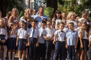 Odessa, Ukrayna 1 Eylül 2018: Eylül 1 gün kutlama bilgi. Gülümseyen mutlu birinci sınıf öğrencileri ve velileri mutlu. Okul içinde öğretmen eğitim yılın başında tatil