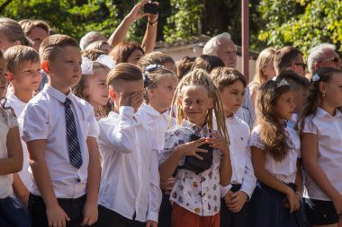 Odessa, Ukrayna 1 Eylül 2018: Eylül 1 gün kutlama bilgi. Gülümseyen mutlu birinci sınıf öğrencileri ve velileri mutlu. Okul içinde öğretmen eğitim yılın başında tatil