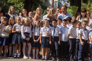 Odessa, Ukrayna 1 Eylül 2018: Eylül 1 gün kutlama bilgi. Gülümseyen mutlu birinci sınıf öğrencileri ve velileri mutlu. Okul içinde öğretmen eğitim yılın başında tatil