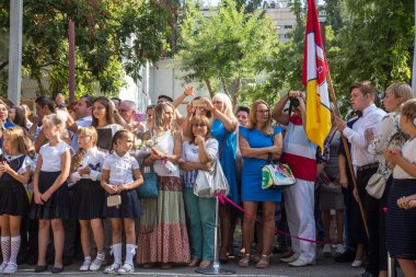 Odessa, Ukrayna 1 Eylül 2018: Eylül 1 gün kutlama bilgi. Gülümseyen mutlu birinci sınıf öğrencileri ve velileri mutlu. Okul içinde öğretmen eğitim yılın başında tatil