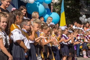 Odessa, Ukrayna 1 Eylül 2018: Eylül 1 gün kutlama bilgi. Gülümseyen mutlu birinci sınıf öğrencileri ve velileri mutlu. Okul içinde öğretmen eğitim yılın başında tatil