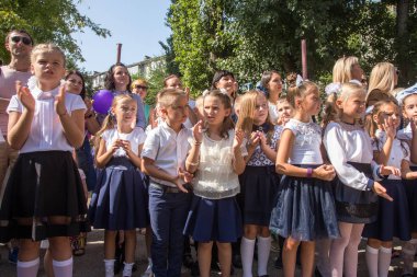 Odessa, Ukrayna 1 Eylül 2018: Eylül 1 gün kutlama bilgi. Gülümseyen mutlu birinci sınıf öğrencileri ve velileri mutlu. Okul içinde öğretmen eğitim yılın başında tatil