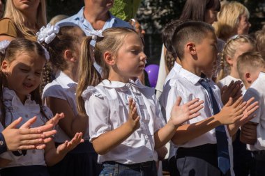 Odessa, Ukrayna 1 Eylül 2018: Eylül 1 gün kutlama bilgi. Gülümseyen mutlu birinci sınıf öğrencileri ve velileri mutlu. Okul içinde öğretmen eğitim yılın başında tatil