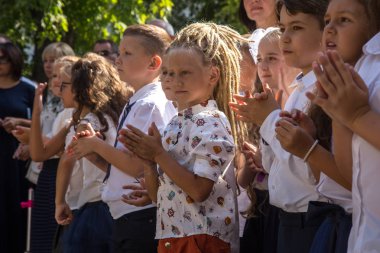 Odessa, Ukrayna 1 Eylül 2018: Eylül 1 gün kutlama bilgi. Gülümseyen mutlu birinci sınıf öğrencileri ve velileri mutlu. Okul içinde öğretmen eğitim yılın başında tatil