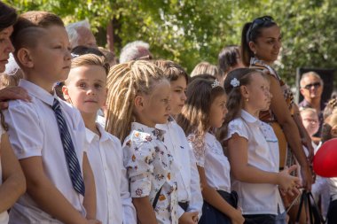 Odessa, Ukrayna 1 Eylül 2018: Eylül 1 gün kutlama bilgi. Gülümseyen mutlu birinci sınıf öğrencileri ve velileri mutlu. Okul içinde öğretmen eğitim yılın başında tatil