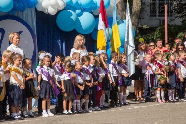 Odessa, Ukrayna 1 Eylül 2018: Eylül 1 gün kutlama bilgi. Gülümseyen mutlu birinci sınıf öğrencileri ve velileri mutlu. Okul içinde öğretmen eğitim yılın başında tatil