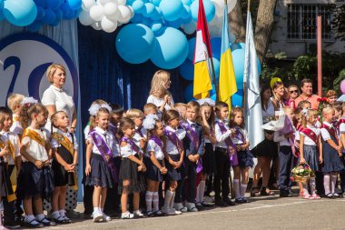 Odessa, Ukrayna 1 Eylül 2018: Eylül 1 gün kutlama bilgi. Gülümseyen mutlu birinci sınıf öğrencileri ve velileri mutlu. Okul içinde öğretmen eğitim yılın başında tatil