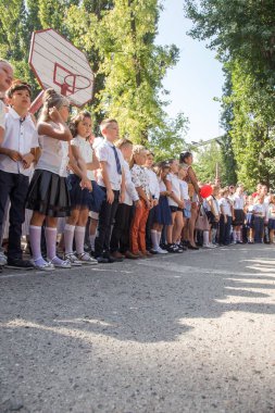 Odessa, Ukrayna 1 Eylül 2018: Eylül 1 gün kutlama bilgi. Gülümseyen mutlu birinci sınıf öğrencileri ve velileri mutlu. Okul içinde öğretmen eğitim yılın başında tatil