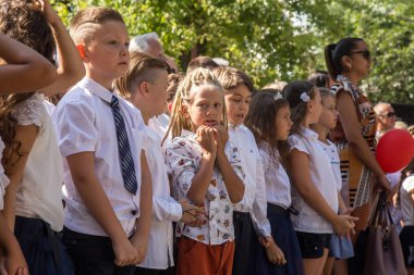 Odessa, Ukrayna 1 Eylül 2018: Eylül 1 gün kutlama bilgi. Gülümseyen mutlu birinci sınıf öğrencileri ve velileri mutlu. Okul içinde öğretmen eğitim yılın başında tatil
