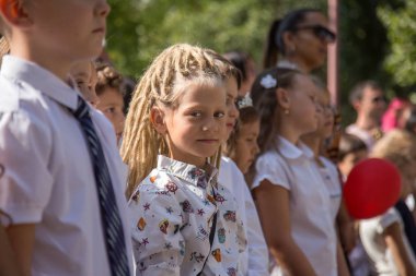 Odessa, Ukrayna 1 Eylül 2018: Eylül 1 gün kutlama bilgi. Gülümseyen mutlu birinci sınıf öğrencileri ve velileri mutlu. Okul içinde öğretmen eğitim yılın başında tatil