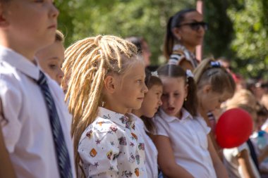 Odessa, Ukrayna 1 Eylül 2018: Eylül 1 gün kutlama bilgi. Gülümseyen mutlu birinci sınıf öğrencileri ve velileri mutlu. Okul içinde öğretmen eğitim yılın başında tatil
