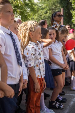 Odessa, Ukrayna 1 Eylül 2018: Eylül 1 gün kutlama bilgi. Gülümseyen mutlu birinci sınıf öğrencileri ve velileri mutlu. Okul içinde öğretmen eğitim yılın başında tatil