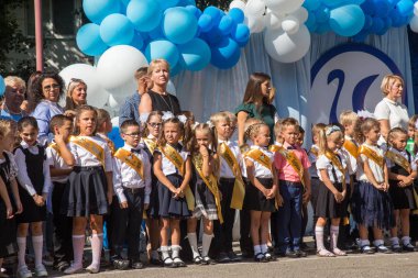 Odessa, Ukrayna 1 Eylül 2018: Eylül 1 gün kutlama bilgi. Gülümseyen mutlu birinci sınıf öğrencileri ve velileri mutlu. Okul içinde öğretmen eğitim yılın başında tatil
