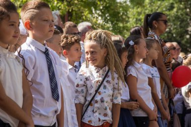 Odessa, Ukrayna 1 Eylül 2018: Eylül 1 gün kutlama bilgi. Gülümseyen mutlu birinci sınıf öğrencileri ve velileri mutlu. Okul içinde öğretmen eğitim yılın başında tatil