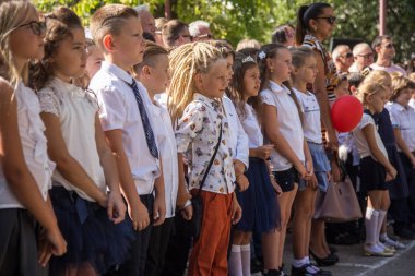 Odessa, Ukrayna 1 Eylül 2018: Eylül 1 gün kutlama bilgi. Gülümseyen mutlu birinci sınıf öğrencileri ve velileri mutlu. Okul içinde öğretmen eğitim yılın başında tatil