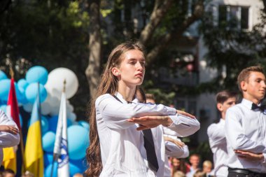 Odessa, Ukrayna 1 Eylül 2018: Eylül 1 gün kutlama bilgi. Gülümseyen mutlu birinci sınıf öğrencileri ve velileri mutlu. Okul içinde öğretmen eğitim yılın başında tatil