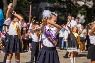 Odessa, Ukrayna 1 Eylül 2018: Eylül 1 gün kutlama bilgi. Gülümseyen mutlu birinci sınıf öğrencileri ve velileri mutlu. Okul içinde öğretmen eğitim yılın başında tatil