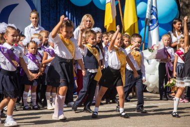 Odessa, Ukrayna 1 Eylül 2018: Eylül 1 gün kutlama bilgi. Gülümseyen mutlu birinci sınıf öğrencileri ve velileri mutlu. Okul içinde öğretmen eğitim yılın başında tatil
