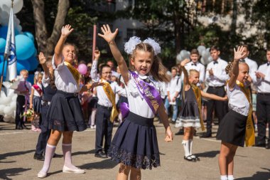 Odessa, Ukrayna 1 Eylül 2018: Eylül 1 gün kutlama bilgi. Gülümseyen mutlu birinci sınıf öğrencileri ve velileri mutlu. Okul içinde öğretmen eğitim yılın başında tatil