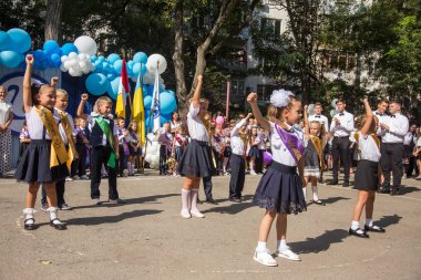 Odessa, Ukrayna 1 Eylül 2018: Eylül 1 gün kutlama bilgi. Gülümseyen mutlu birinci sınıf öğrencileri ve velileri mutlu. Okul içinde öğretmen eğitim yılın başında tatil