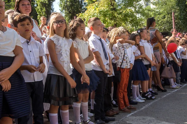Odessa, Ukrayna 1 Eylül 2018: Eylül 1 gün kutlama bilgi. Gülümseyen mutlu birinci sınıf öğrencileri ve velileri mutlu. Okul içinde öğretmen eğitim yılın başında tatil