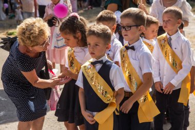 Odessa, Ukrayna 1 Eylül 2018: Eylül 1 gün kutlama bilgi. Gülümseyen mutlu birinci sınıf öğrencileri ve velileri mutlu. Okul içinde öğretmen eğitim yılın başında tatil