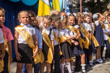 Odessa, Ukrayna 1 Eylül 2018: Eylül 1 gün kutlama bilgi. Gülümseyen mutlu birinci sınıf öğrencileri ve velileri mutlu. Okul içinde öğretmen eğitim yılın başında tatil
